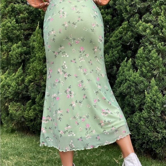 PrettyLittleThing Green Midi Skirt for Casual Resort Wear - Picture 2 of 4